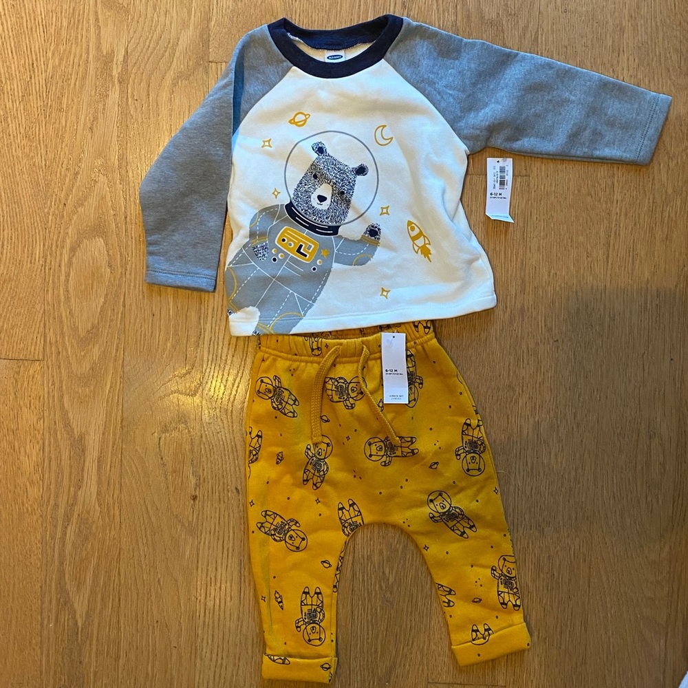 Old Navy sweatsuit - 6-12 months